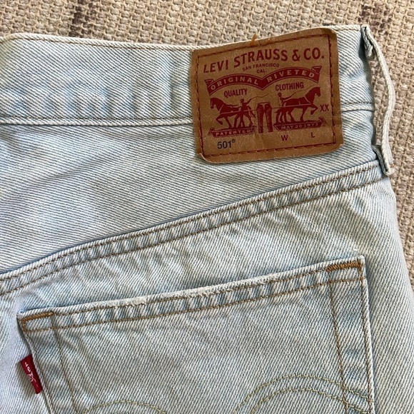 Levi’s 501 Light Wash Jean Shorts - Picture 3 of 6